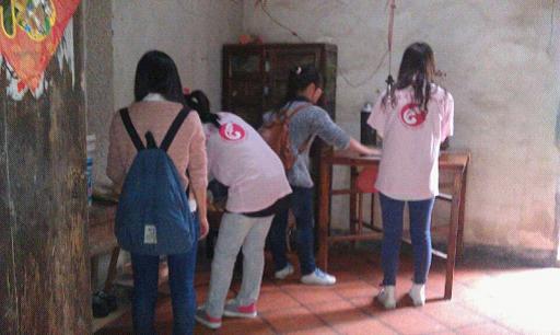 志愿者帮助老人整理房间